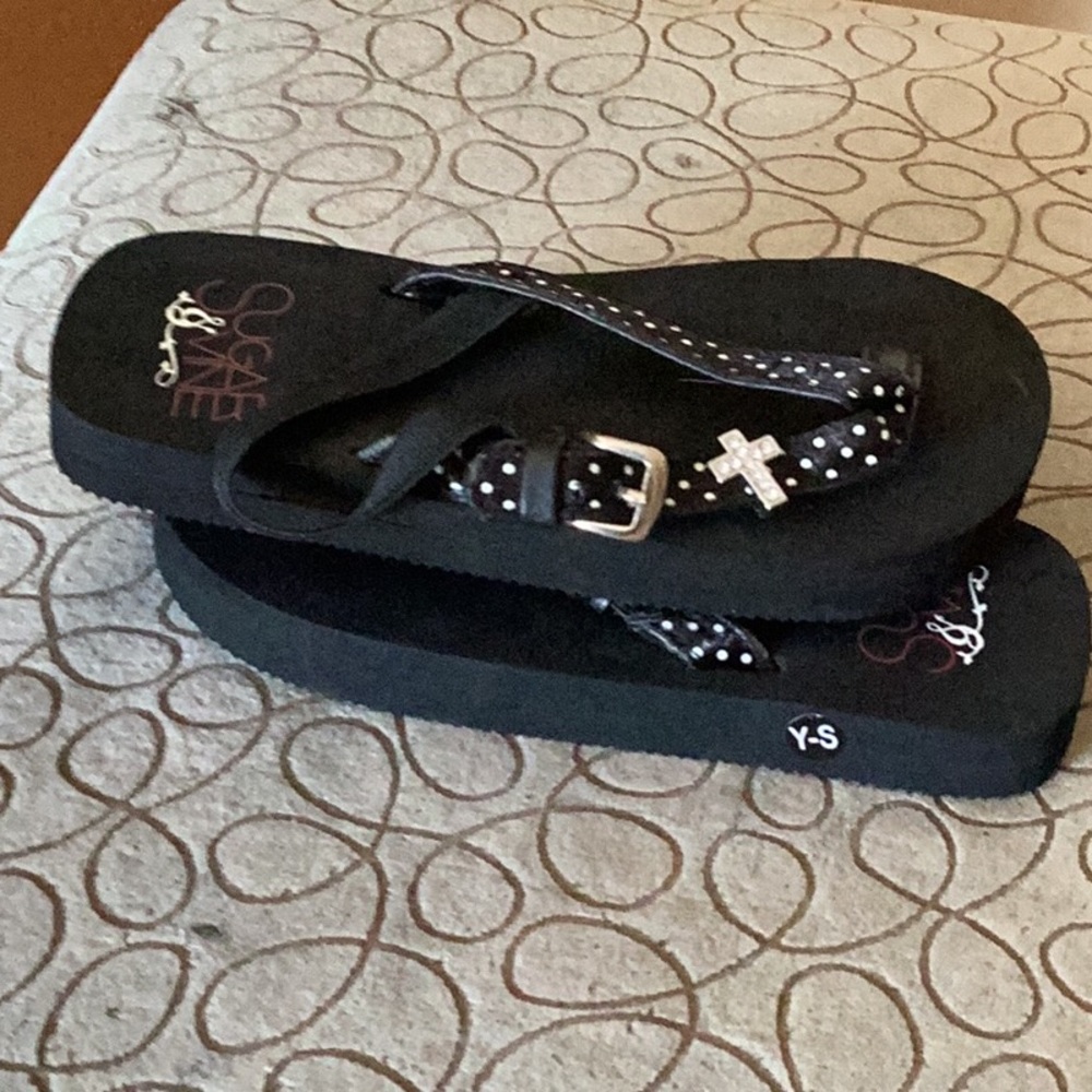 NWT Black w/ White Polka Dots Youth Flip Flops